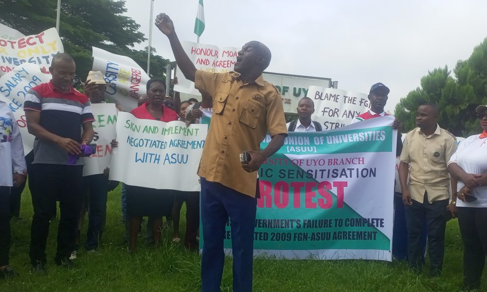 ASUU protest, threatens strike action, gives FG 2 weeks ultimatum to complete 2009 renegotiated agreement 